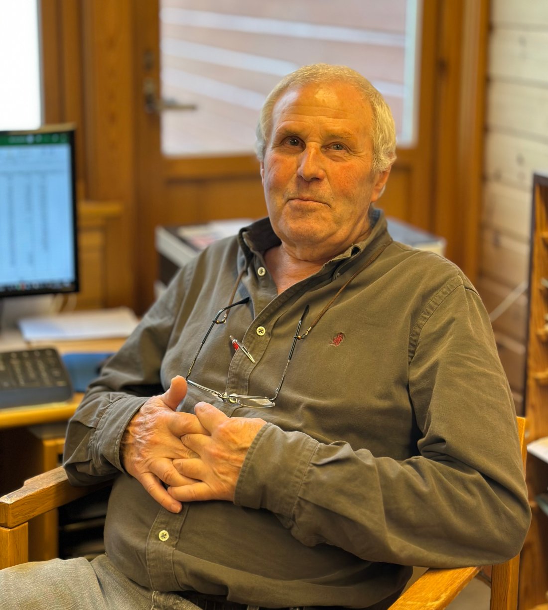 Olav Paul Jakobsen på kontoret
