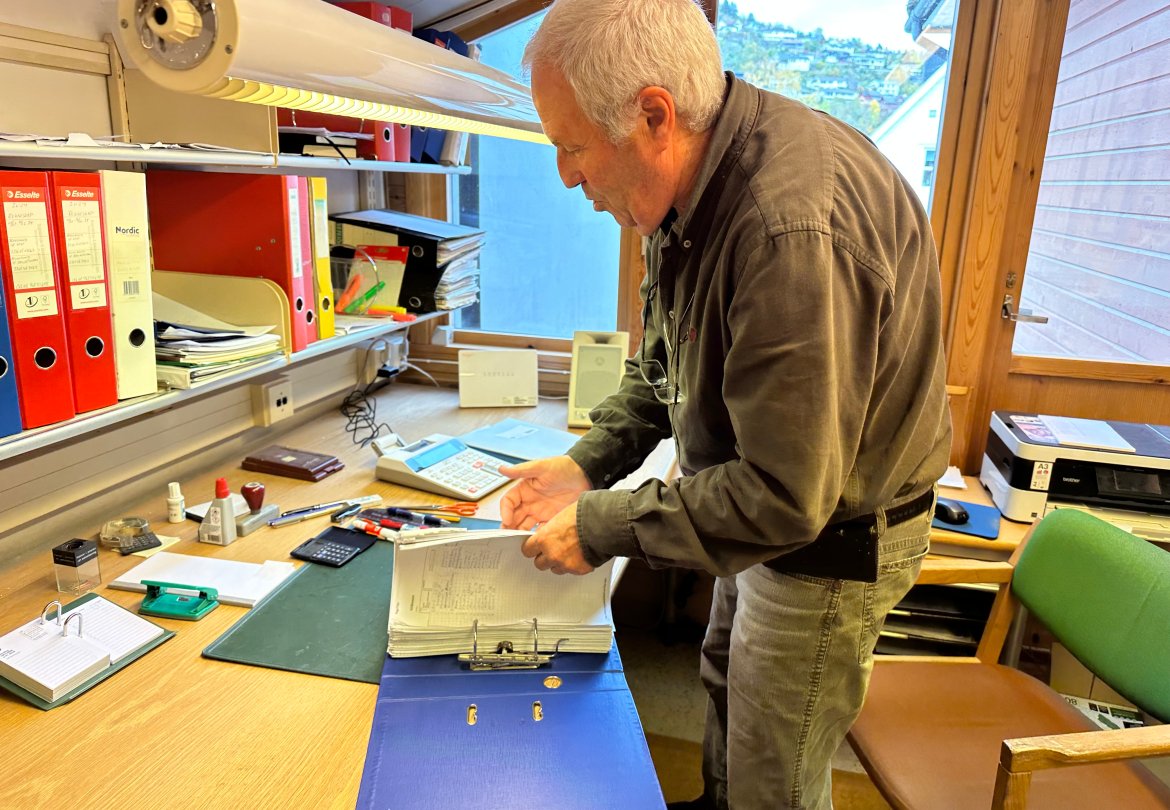 Olav Paul viser fram permen med oversikt over alle motstandarar klubben har møtt