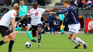 Gilbert Koomson skårar sitt første av tre mot Viking. 