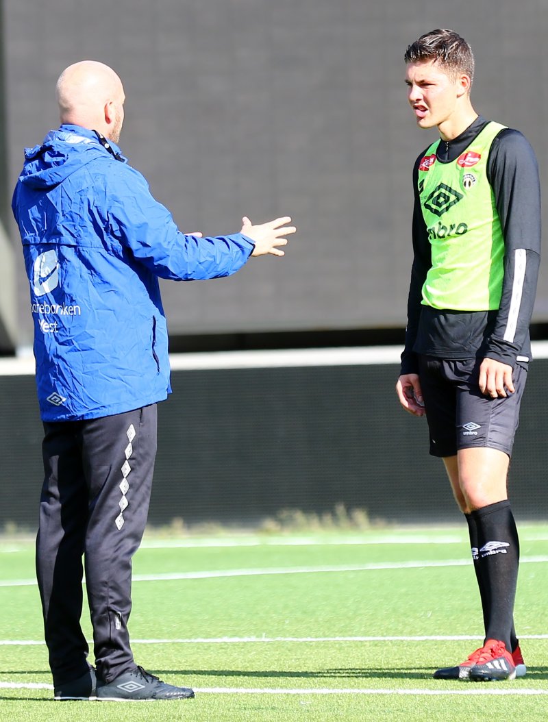 Marius Lenni Bøe og Andreas i samtale under dagens trening
