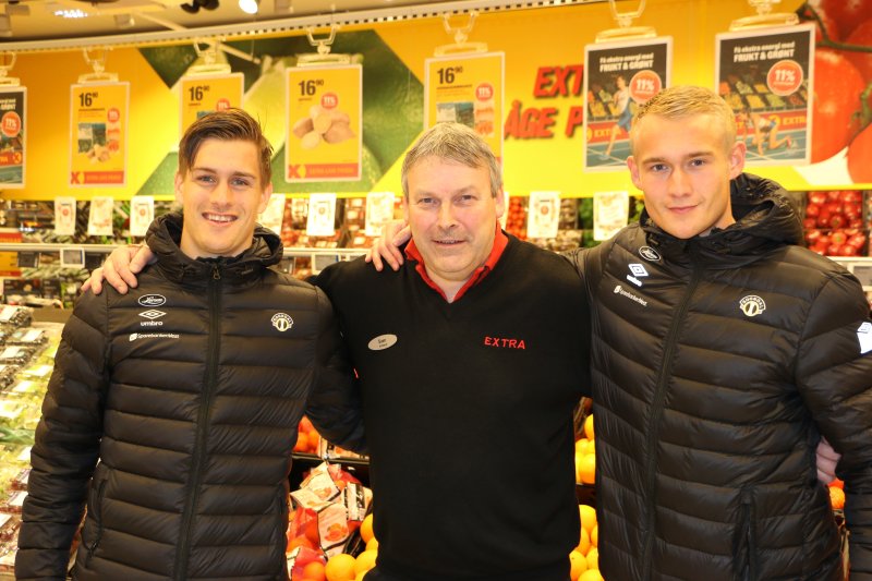 Sogndalspelarane Sigurd Haugen og Per Magnus Steiring her saman med butikksjef Sven Borlaug på Extra Sjøkanen