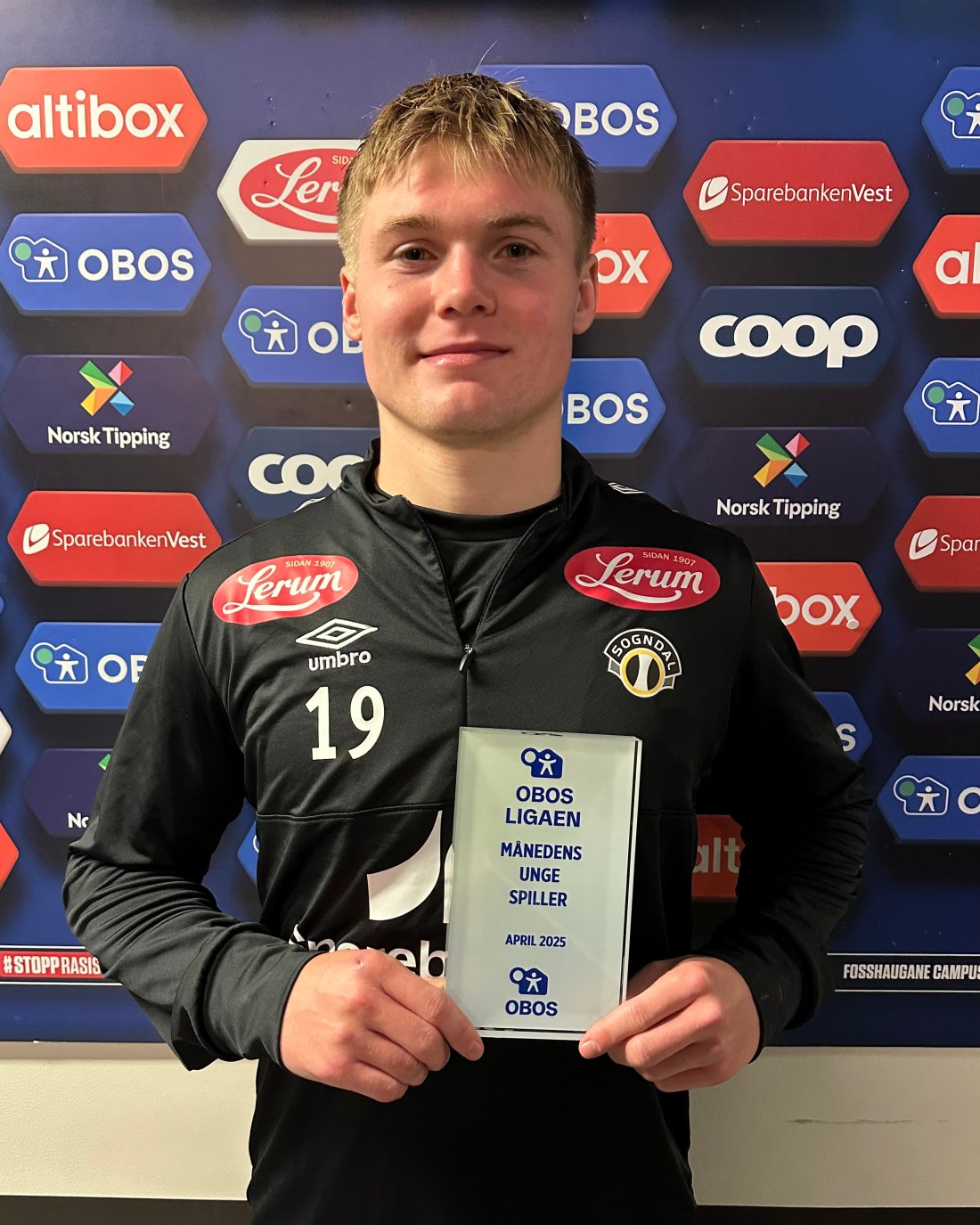 Erik Flataker med prisen som månaedens unge spelar for april