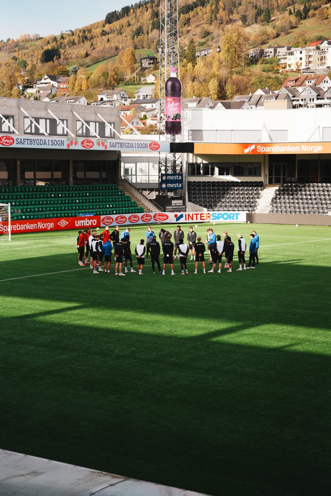 Etter fleire veker med redusert treningsgruppe på grunn av landslagssamlingar, var endeleg heile troppen samla igjen på fredag.