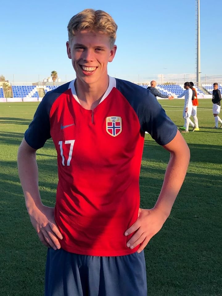 Mathias etter kampen mot England i haust, der han skåra eit flott mål