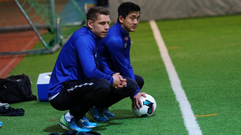 Trond Vegard (til høgre) ser på treninga i lag med fysisk trenar Knut Ripe.