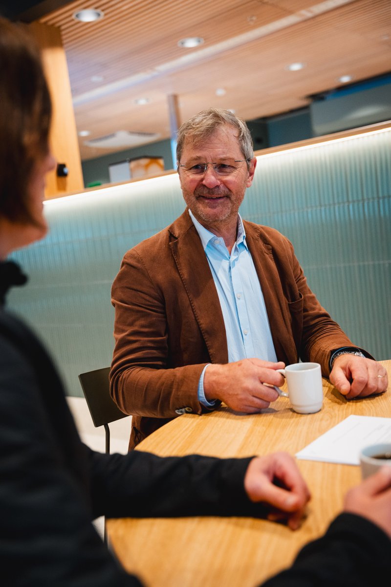 Helge Skugstad (HVL) på Ete Saman i høgskulebygget på Campus Sogndal.