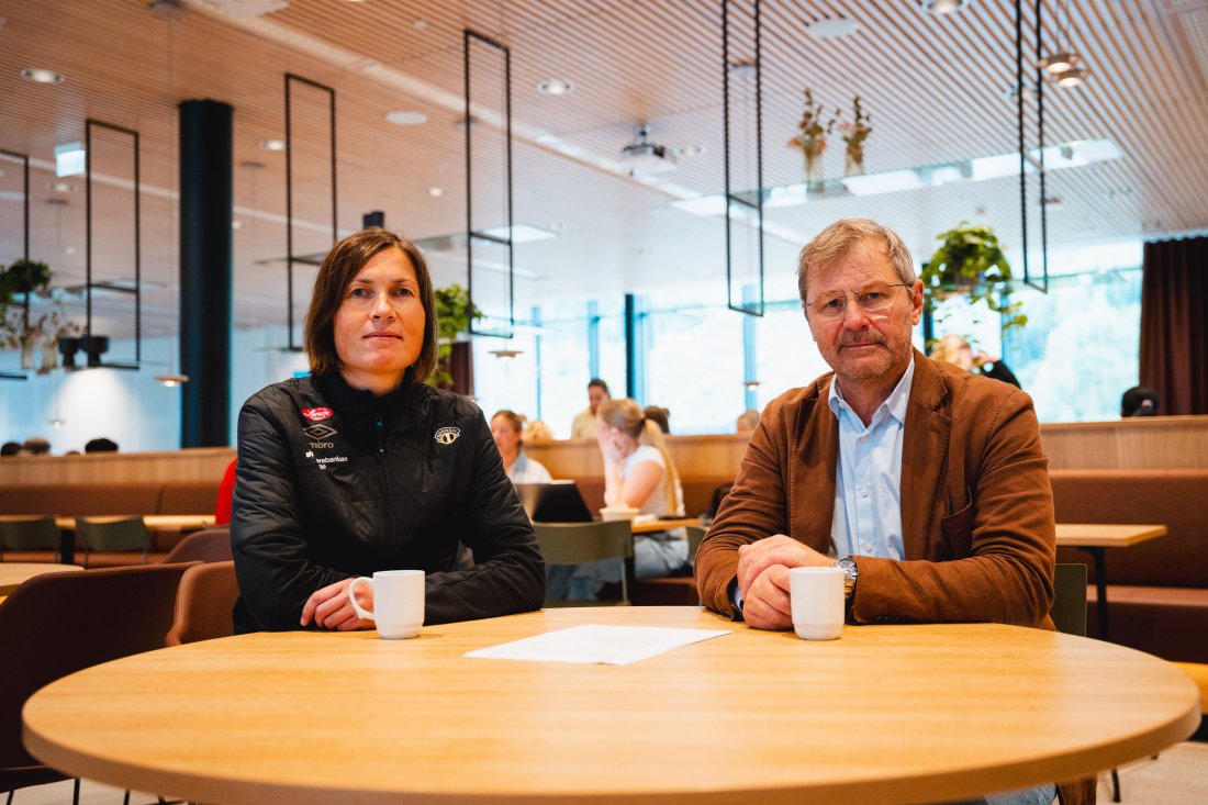 Helge Skugstad (HVL) og Ingrid Narum (Sogndal Fotball) på Ete Saman i høgskulebygget på Campus Sogndal.