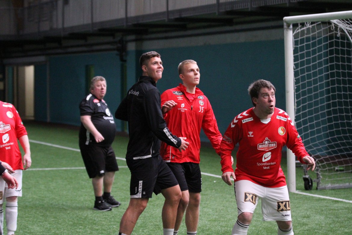 Alle auge er retta mot ballen