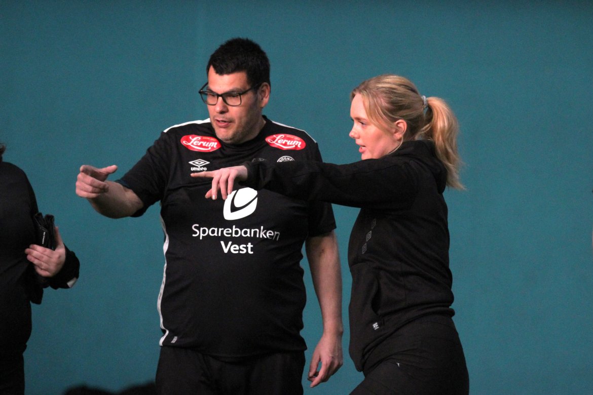 Trenar Marianne Raad Larsen gjer instruksjonar til Espen Klepzig