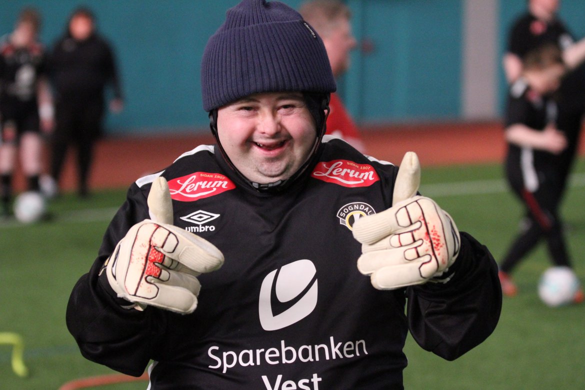 Tor Stian England smiler breitt når han scorar mål