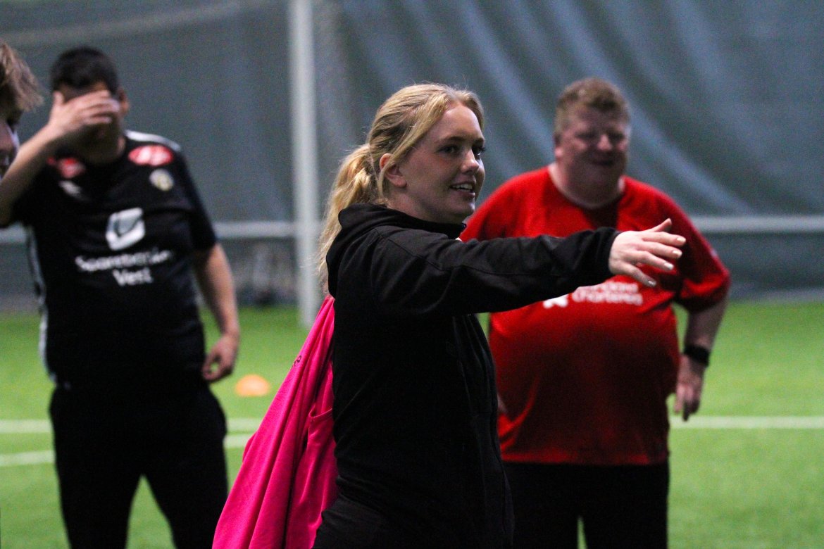 Marianne Raad Larsen forklarar den neste øvinga