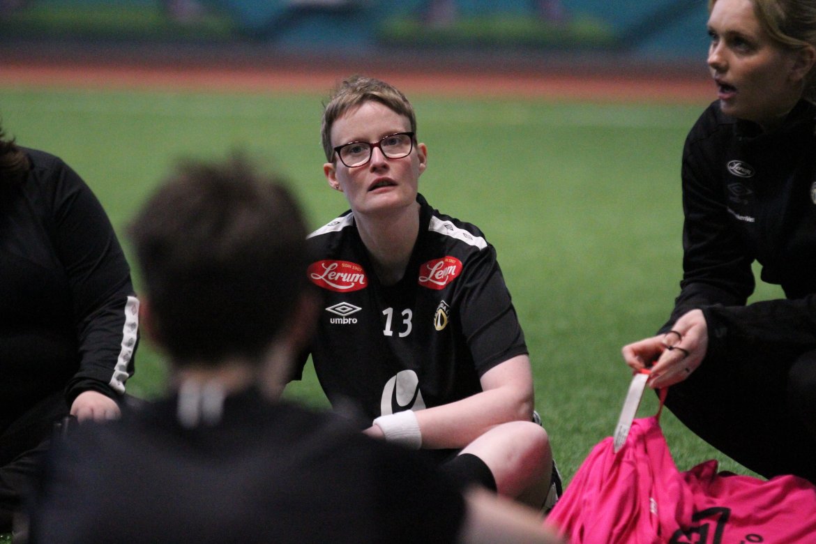 Anne Fischer lyttar til Marianne Raad Larsen