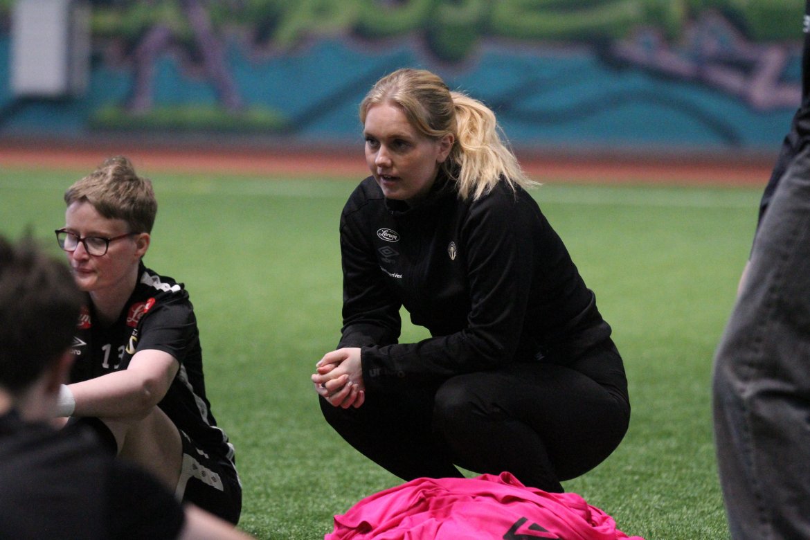 Marianne Raad Larsen har samla laget for ein liten prat