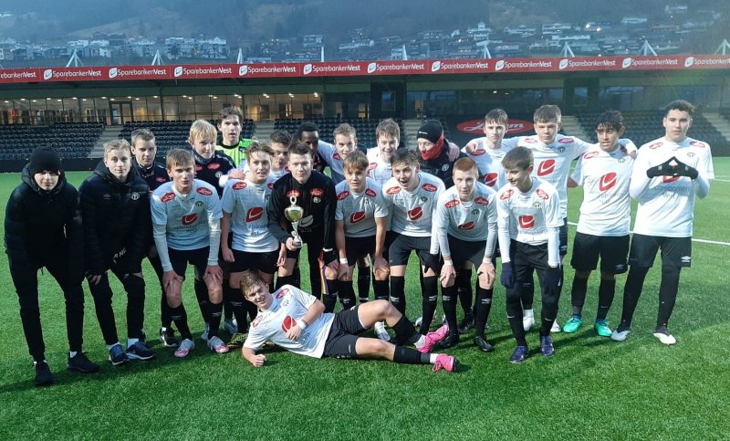 Sogndal G-16 2020: Odne Lykkebø, Markus Bringas, Noah Heggestad, Mathias Øren, Lidvin Hestetun, Sander Heggestad, Marcus Sætre Veum, Marius Ylvisåker, Håkon Wathn, Isak Sørensen, Sondre Waage Andersen, Ola Lerheim Olsen, Marius Årøy, Queseiy Marita, Jakob Loftesnes Harjo,, Sander Kilen, Christian Venes, Kristian Kongelf, Andreas Haugen Duesund, Nathaniel Maristuen, Viljar Stavø, Erik Flataker, Abdalla Mohammed, Eirik Tandle. Trenarar: Jan Rune Årøy, Osvald Lykkebø, Sondre Skrede Lagleiar: Arne Emil Wathne