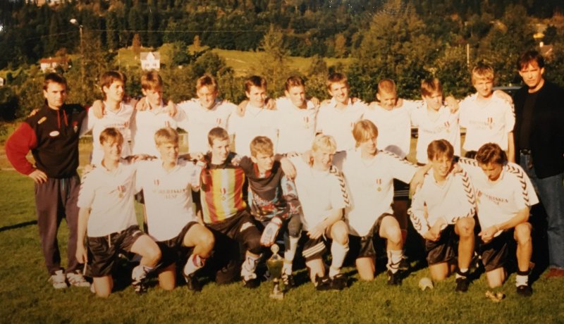 Sogndal G-16 1996:&nbsp;Harald Stedje (trenar), Emil Heggestad, Terje Flugheim, Stian Værn, Halvor Farsund Strovik, Bjarte Hovland, Pål Rebni, Stein Olav Ness, Ørjan Skrøppa, Magnus Nilsen. Anders Stadheim, Torkjell Solbraa, Eyvind Øgar, Daniel Kvåle, Henrik Salveson, Terje Kvam, Ole Navarsete.