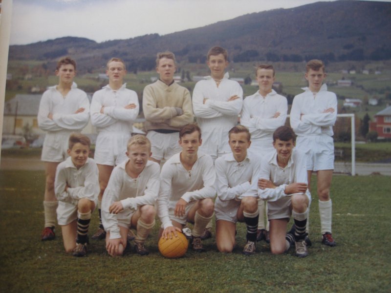 Sogndal G-16 1964: Jan Yttri, Harald Nondal, Gunnstein Loftesnes, Øystein Rutlin, Sigurd Ellingsen og Edvin Holme. Rolf Aaberge, Finn Egil Skjeldestad, Bjarne Foss, Kjell Jakobsen og Einar Fardal.