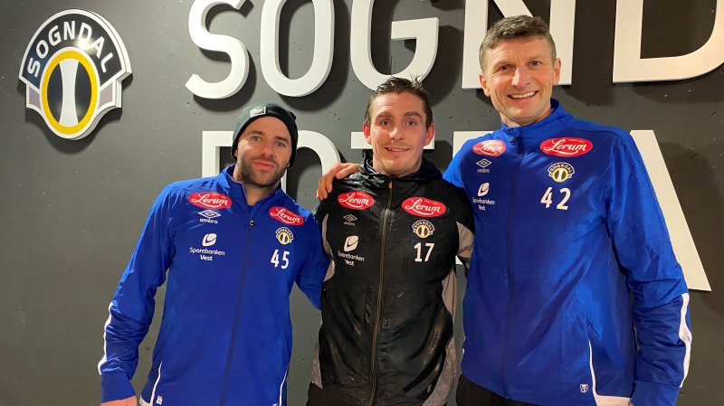 Mathias Blårud flankert av James Simmonds og Tore André Flo etter dagens trening.