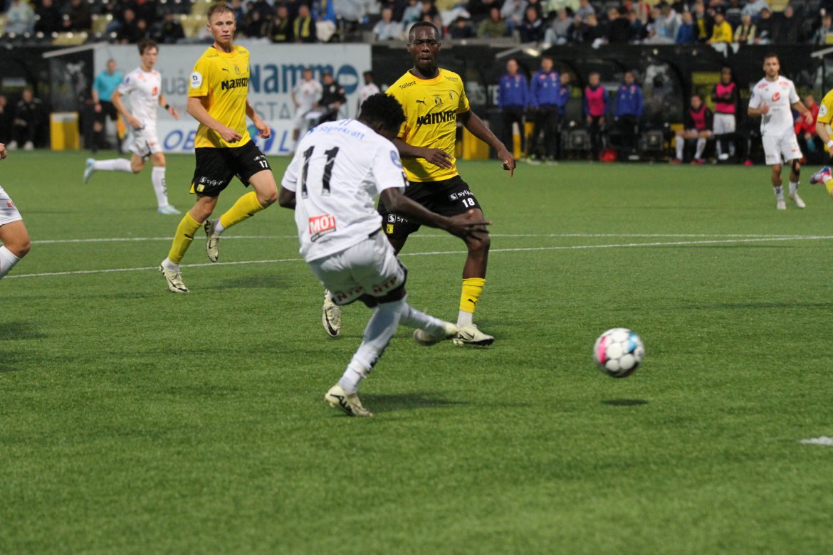 Emmanuel Mensah scora i debuten