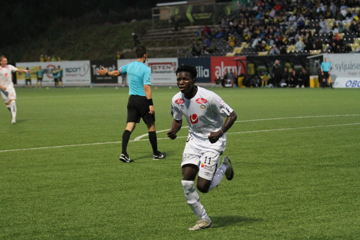 Emmanuel Mensah scora i debuten