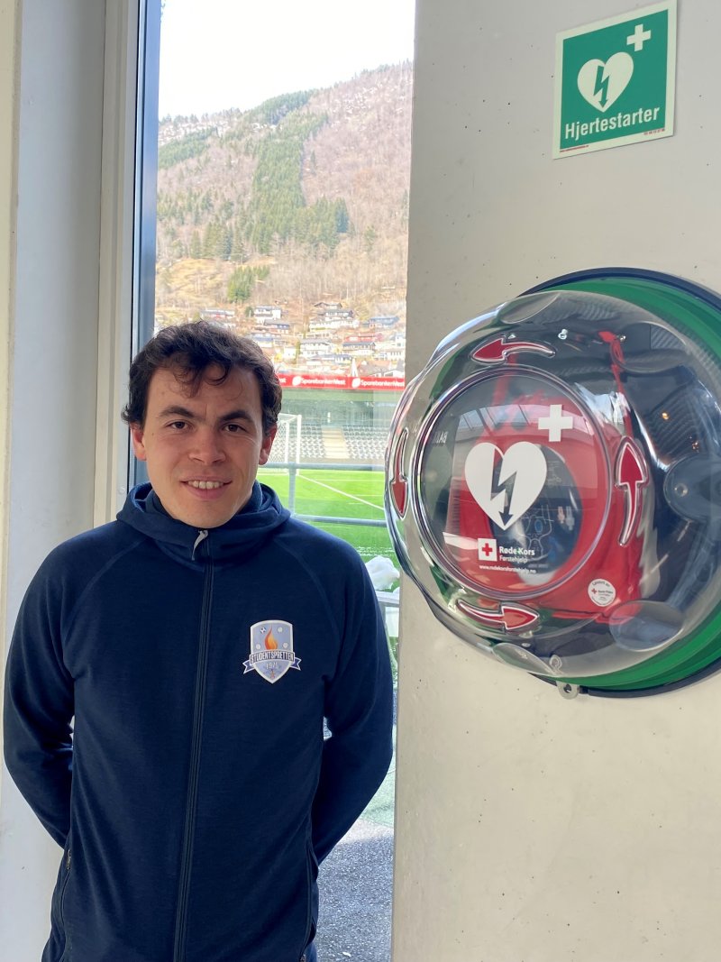 Hjartestartaren ligg plassert sentralt i bygget, på Bakkeplassen