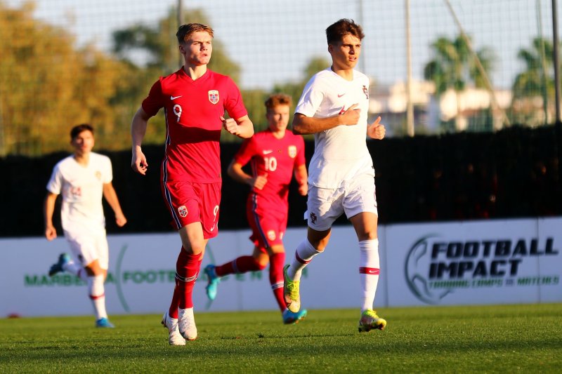 Erik Flataker i aksjon mot Portugal i Marbella (Foto: Rune Sjøberg)