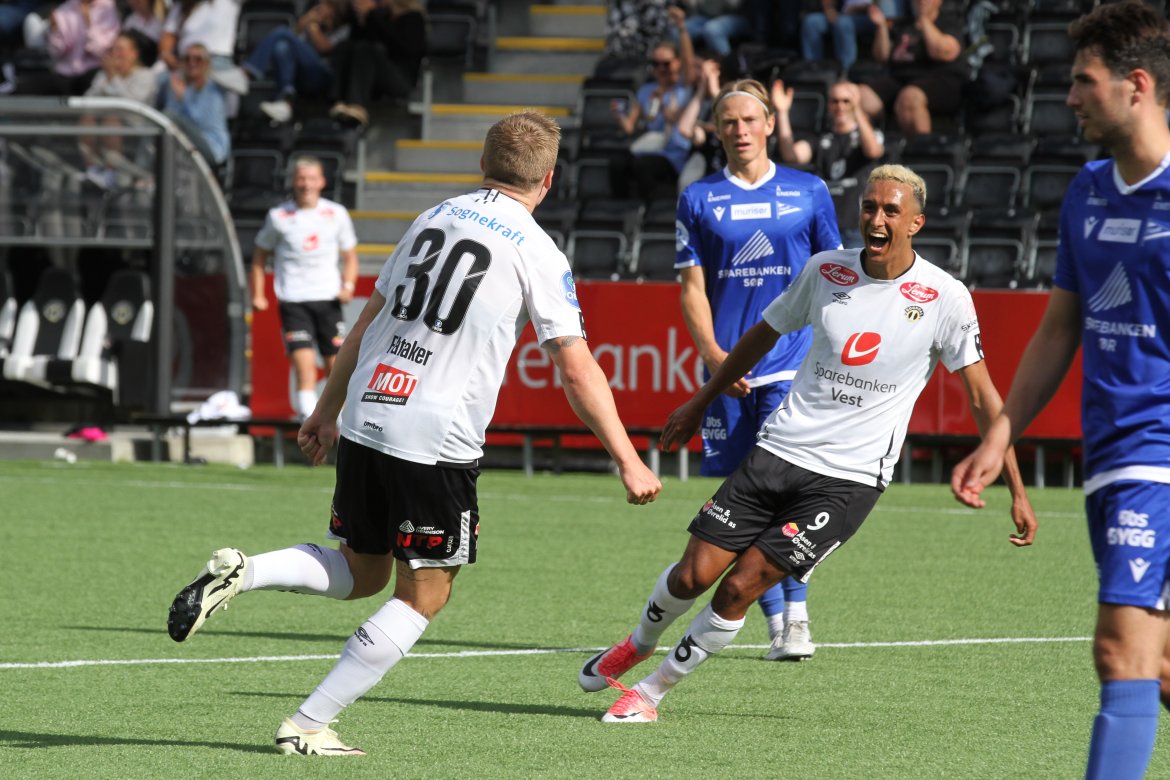 Erik Flataker og Oliver Hintsa jublar saman etter 4-0 scoringa mot Start.
