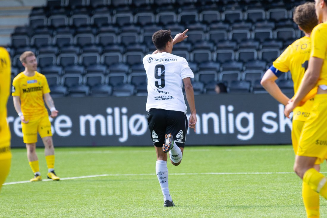 Oliver Hintsa jublar for scoring i heimekampen mot Raufoss