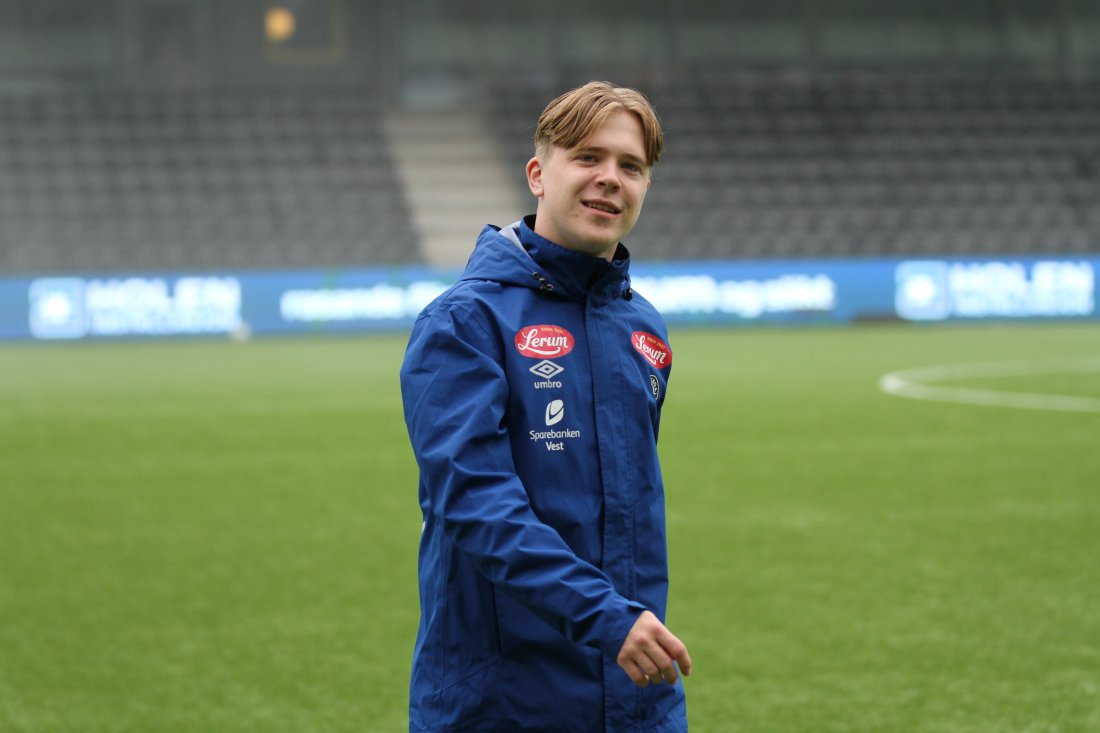 Keepertrenar Martin Selle smiler før Sogndal G19 sin kamp mot Molde i NM 2024