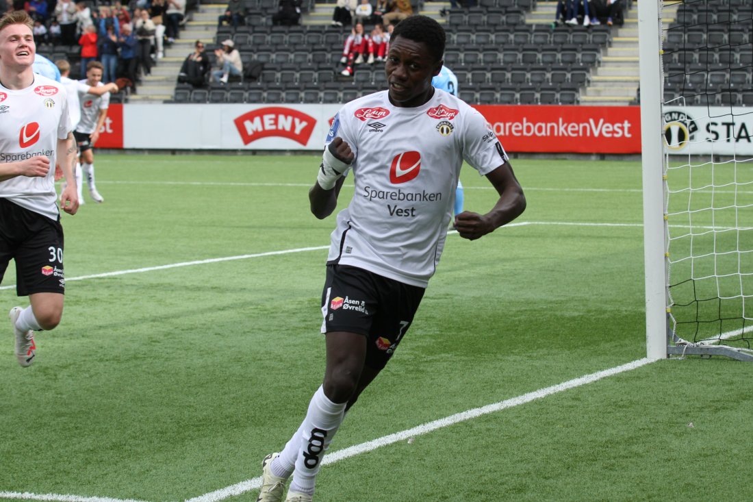 Edmund Baidoo jublar etter å ha scora mot Sandnes Ulf