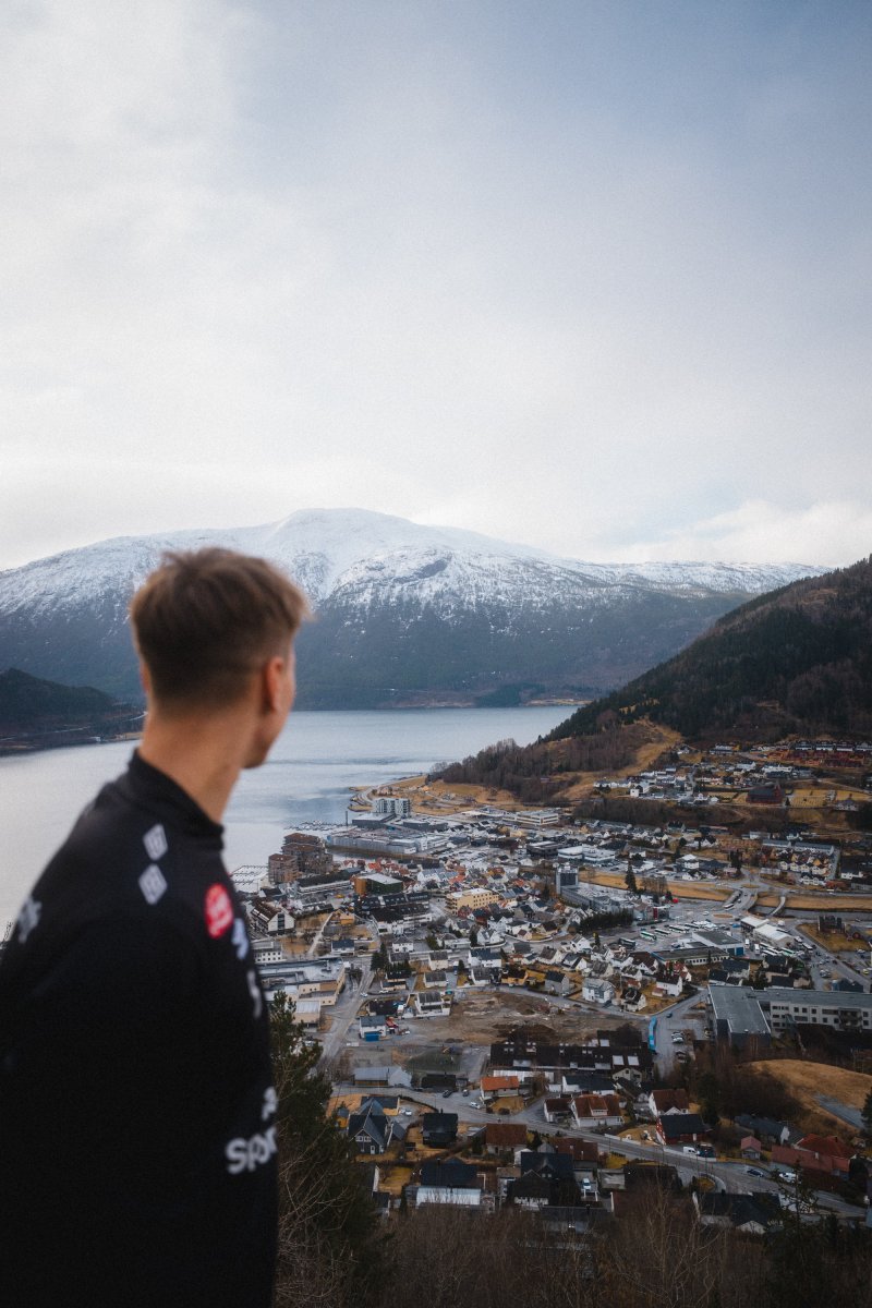 Sander kom til Sogndal då han byrja på vidaregåande. Guten frå Sandane har hatt ei formidabel utvikling, og er i dag ein viktig brikke i midtforsvaret vårt.