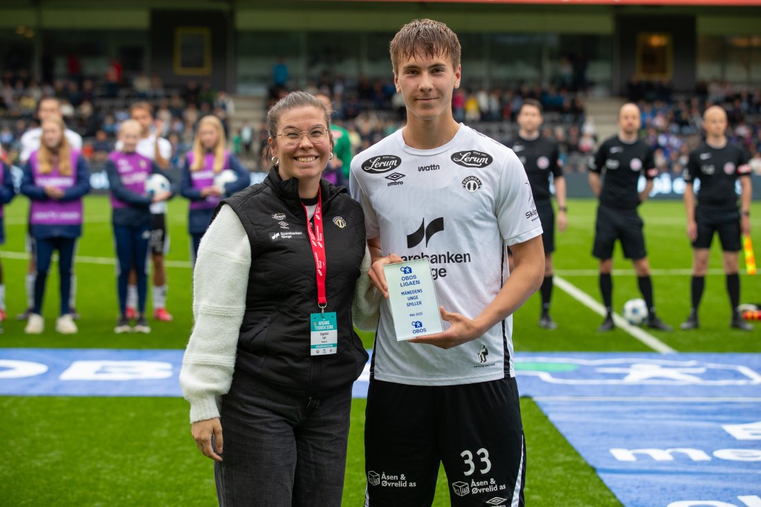 Sander Granheim etter at han fekk prisen som månadens unge spelar i OBOS-ligaen
