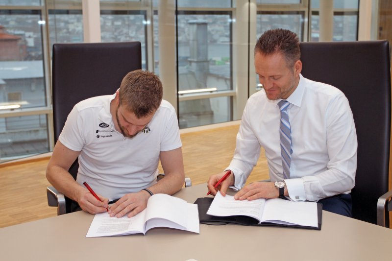 Dagleg leiar i Sogndal Fotball Egil Mundal og administrerande direktør Jan Erik Kjerpeseth i Sparebanken Vest signerer avtala som forlengar samarbeidet ut 2021-sesongen.
