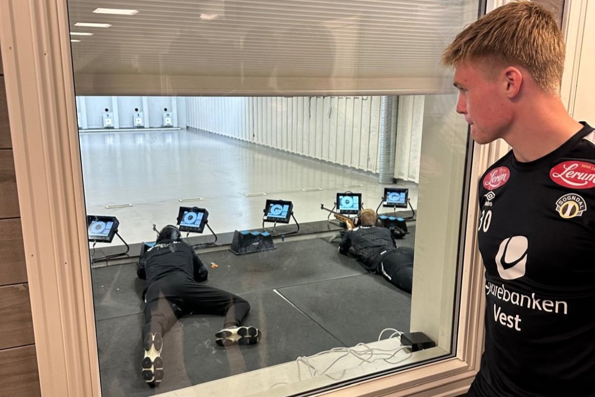 Erik Flataker følgjer med på skytinga