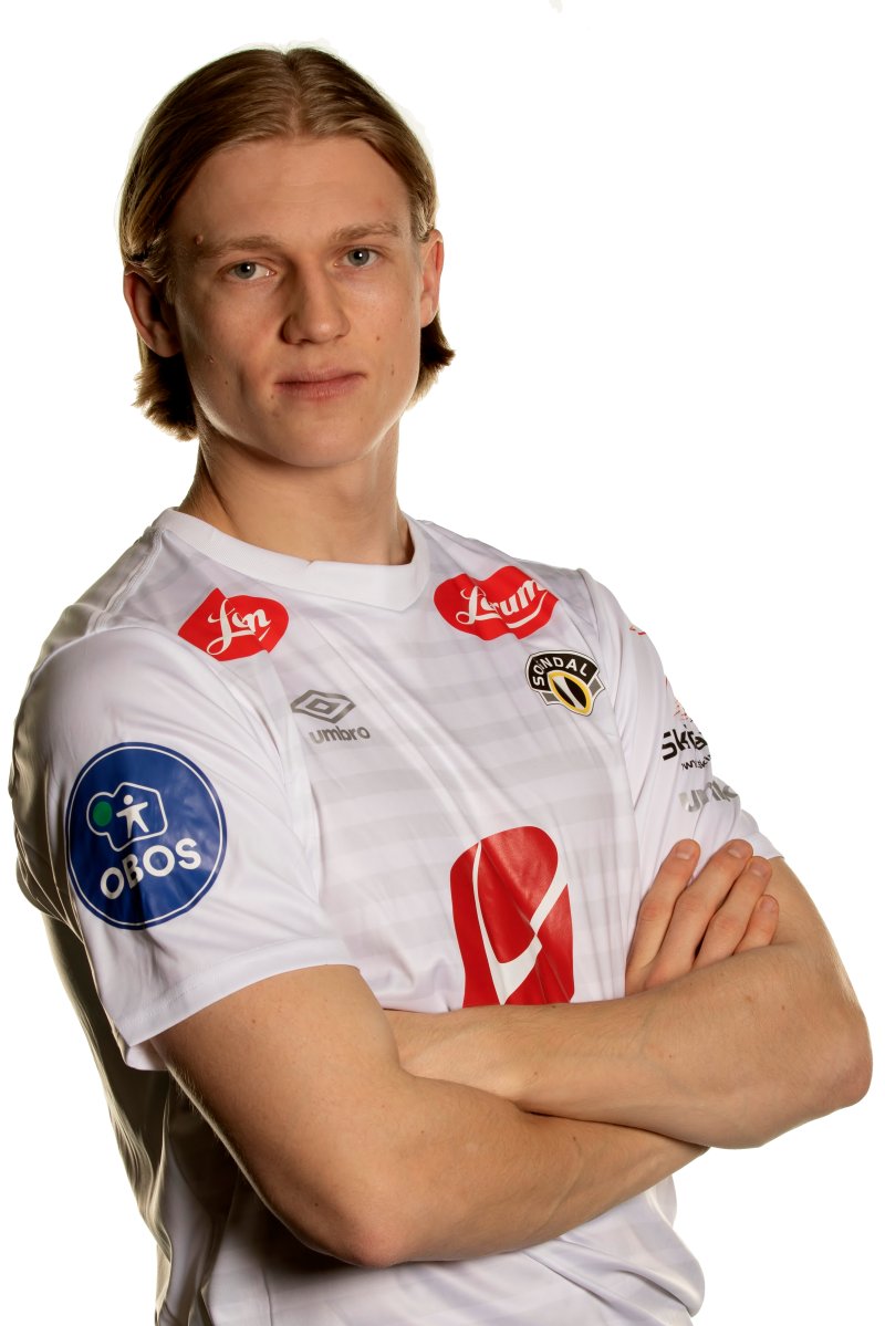 Daniel gler seg til å spela kampar i kvitedrakta