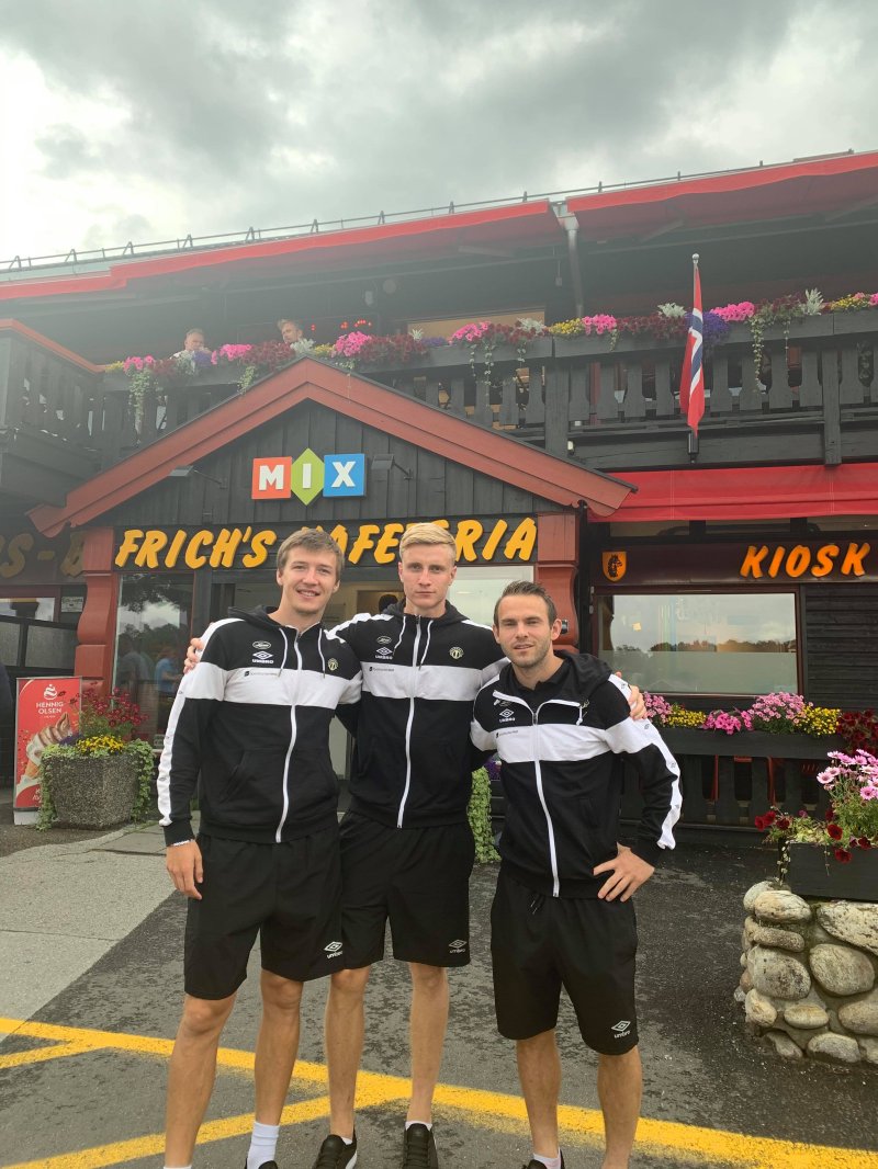 Kryger, Roseth og Kupen er godt nøgde etter god mat på Dombås på turen i går (Foto: Eivind Helgesen)