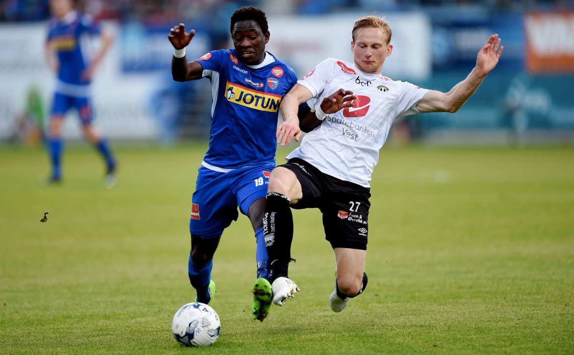 Eirik Birkelund i kamp om ballen