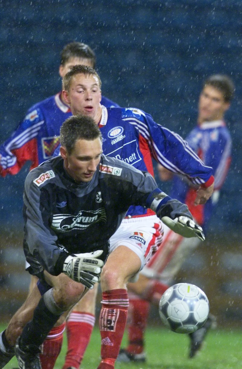 Kvalifiseringskampen Vålerenga-Sogndal om den siste plassen i neste års eliteserie som endte 2- 2 og Sogndal fikk den siste plassen på flere scorede mål på bortebane. Sogndals keeper Terje Skjeldestad (i sort drakt) snapper ballen foran Vålerengas Kristen Viikmäe i regnværet på Ullevål stadion. aksjon. Foto: Morten Holm / NTB scanpix