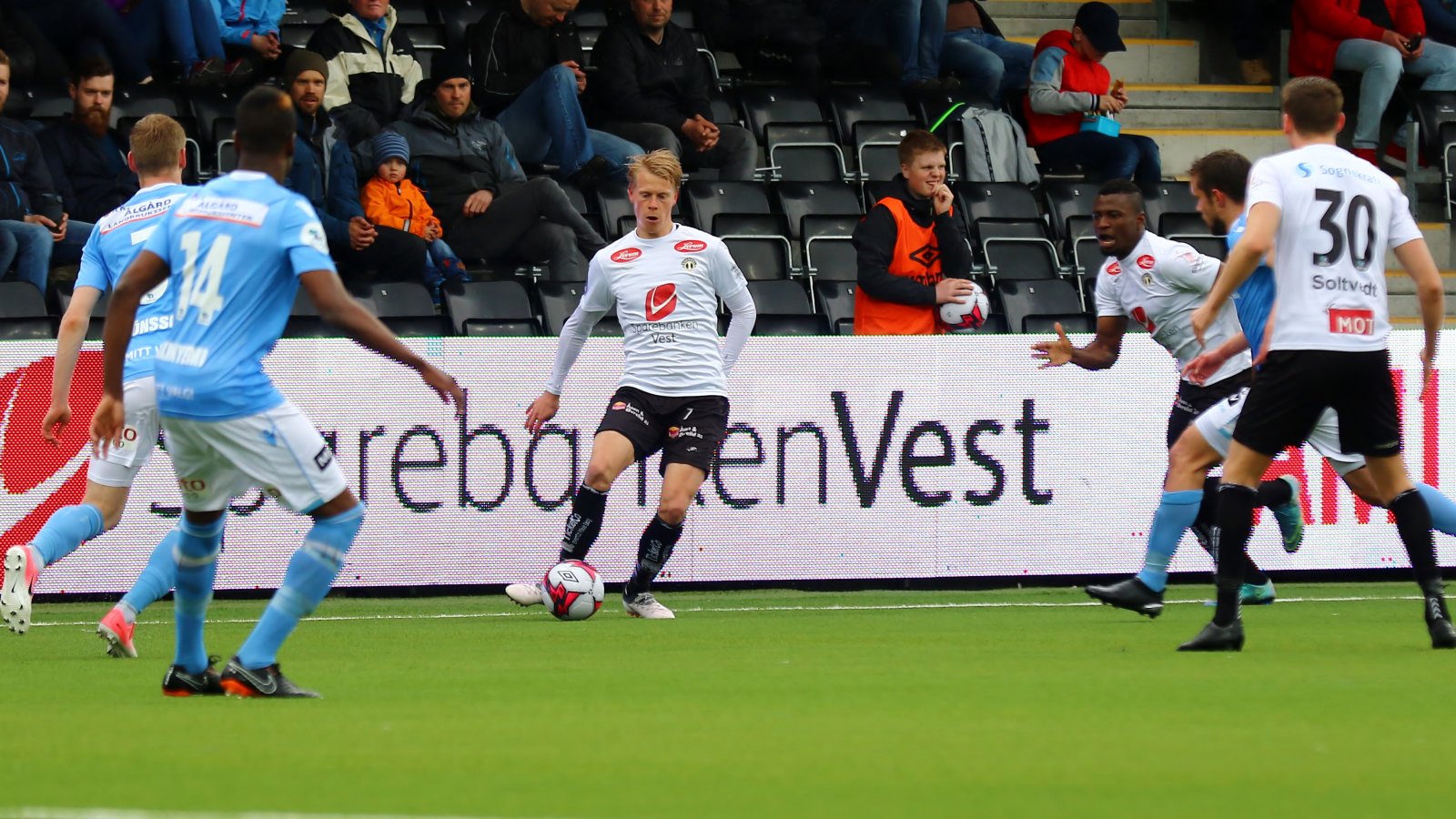 TVKAMPER OBOSLIGAEN RUNDE 16 28 / SOGNDAL FOTBALL