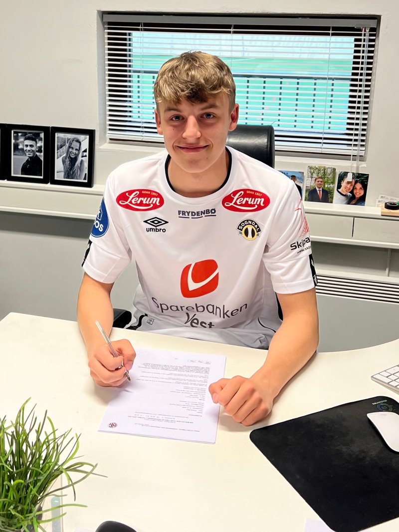 Ein stor dag for Mathias då han signerte si første profesjonelle A-kontrakt.