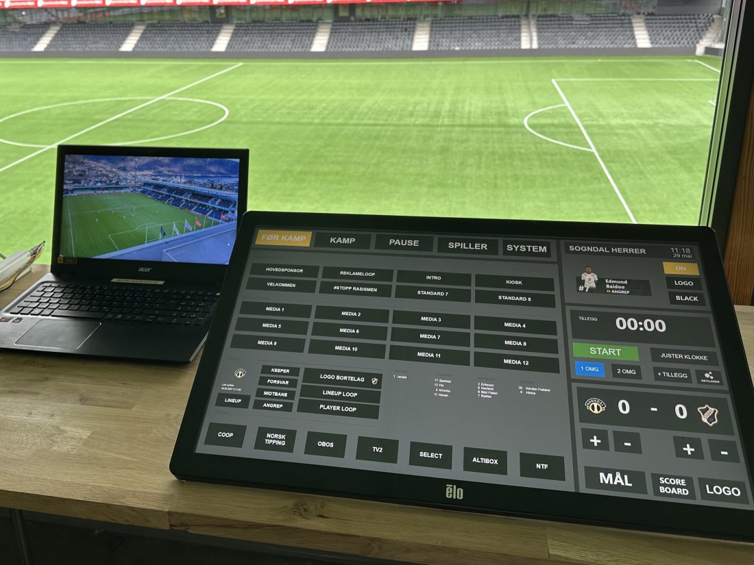 Bilete av pc og kontrollpanel i kontrollrommet